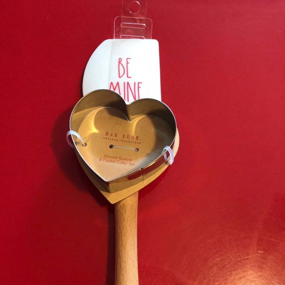 NWT Rae Dunn Valentine spatula and cookie cutter